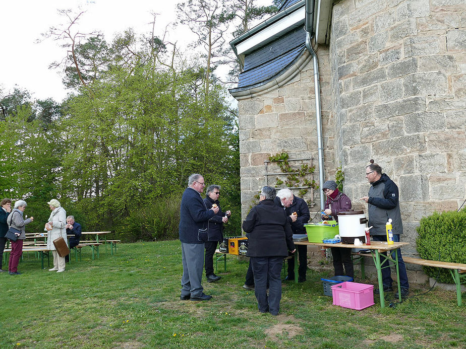 Bittprozession an der Weingartenkapelle (Foto: Karl-Franz Thiede)